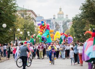 Представители 50 театров разных городов прошлись по Московской