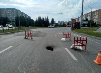 На пр. Строителей в третий раз провалился асфальт
