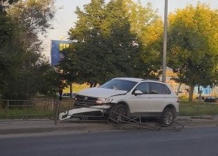 В Пензе иномарка снесла дорожное ограждение 