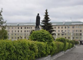 В Пензе на площади Ленина на ребенка упала каменная плита