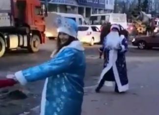 В Пензе Дед Мороз и Снегурочка станцевали перед прохожими.ВИДЕО