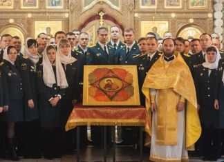 Пожарные Заречного передали икону в храм Иоанна Предтечи