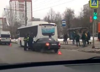 В Арбеково «Лада Приора» въехала в автобус №54.ВИДЕО