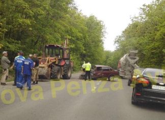 Под Пензой трактор разворотил отечественную легковушку