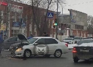 На улице Металлистов в результате ДТП изуродовало автомобиль 