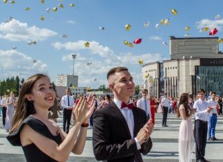 Пензенские выпускники выпустили в небо 600 золотых шаров желаний
