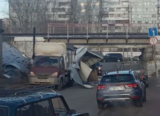 ﻿Под мостом в Арбеково застрял грузовик