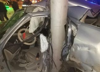 На пр. Победы иномарка врезалась в столб