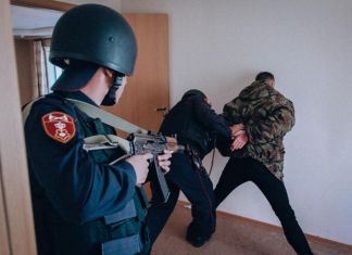 В Кузнецке из ревности мужчина едва не зарезал товарища
