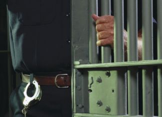 Пензенец у себя дома ранил приятеля ножом и выгнал на лестничную клетку умирать