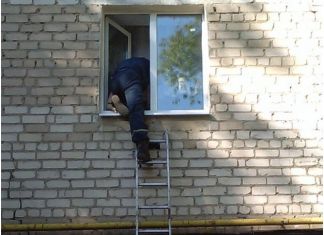 Спасатели помогли пожилой женщине выбраться из ванной