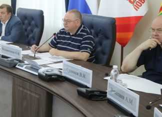 Олег Мельниченко поручил оперативно отвечать на вопросы граждан