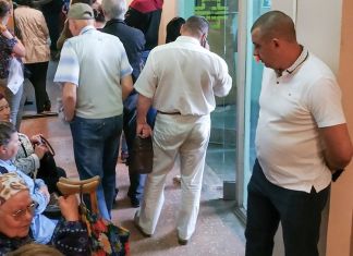 В городском бюро пропусков выстроились огромные очереди