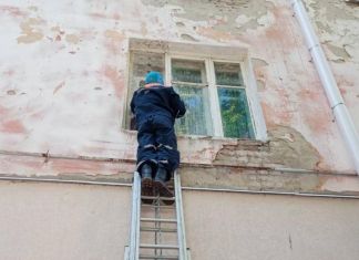 В Пензе спасали ребенка через окно