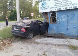 В поселке Чаадаевка автомобиль врезался в магазин