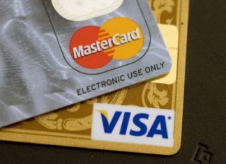 Житель области пытался расплатиться в магазине чужой картой