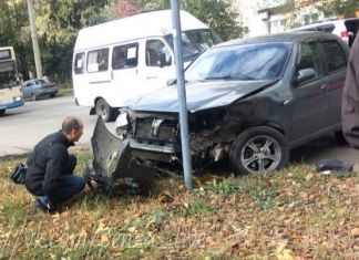 В Пензе после ДТП иномарка вылетела на тротуар