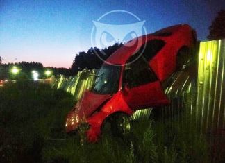 В Заречном легковушка вылетела с дороги и повисла на заборе.ВИДЕО 