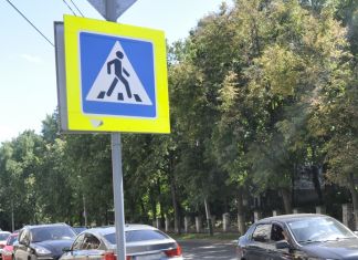 В Пензе ребенок на самокате чуть не попал под колеса авто