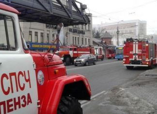 К ТЦ «Большая медведица» съехались 9 пожарных машин