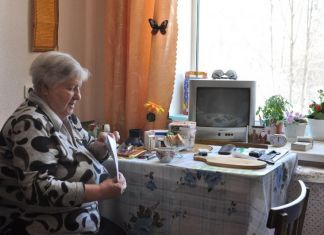 Пенсионеры получили 10 тысяч рублей на карту «Мир»