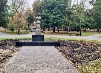В Пензе вернули на место отреставрированный бюст Лермонтова