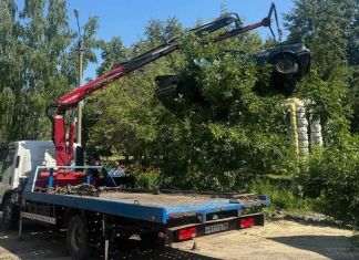 В Арбеково эвакуировали брошенный «Ford», заросший кустами