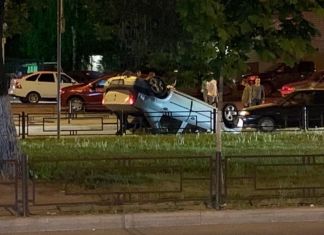 На Пушкина иномарка перевернулась после столкновения