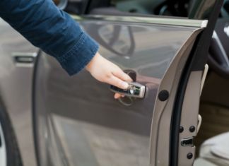 Пьяные жители области пытались угнать автомобиль без аккумулятора