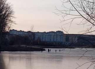 Возле 6-ой горбольницы дети выходят на тонкий лёд