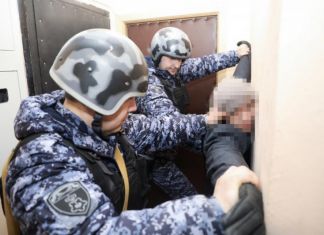 Двое пензенцев разгромили лифт