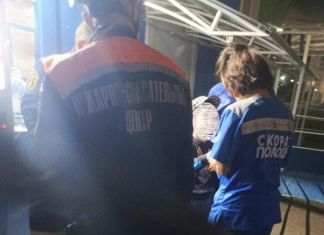 В Спутнике спасатели освободили руку ребенка из монетоприемника