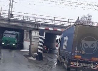 В Пензе фура снова застряла под Бакунинским мостом