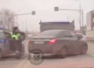 В сети появилось видео жесткого задержания водителя полицейскими