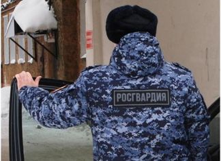 В Каменке пьяный дебошир ударил стулом девушку и порезал администратора