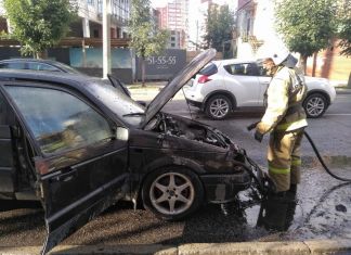 В Пензе на Горького тушили горящую иномарку