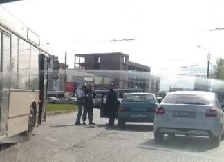На Проспекте Строителей автобус снес легковушку. ВИДЕО