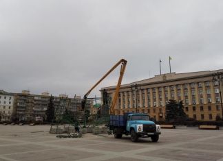 В Пензе на площади Ленина устанавливают новогоднюю елку