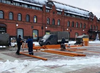 ﻿На площади Ленина устанавливают деревянные горки