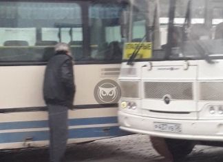 На Кирова столкнулись пассажирский автобус и ритуальный ПАЗ