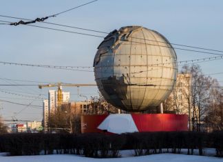 ﻿В Пензе возле «Глобуса» легковушка влетела в столб 