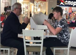 Пензенец сфотографировал губернатора с внуком в кафе