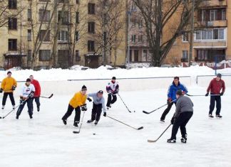 В Пензе начали заливать хоккейные площадки 