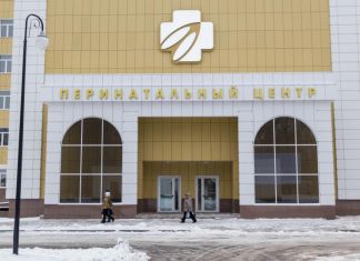 Иван Белозерцев поручил в роддомах рассказывать женщинам о мерах господдержки