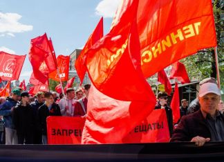 По Московской прошла колонна митингующих с плакатами