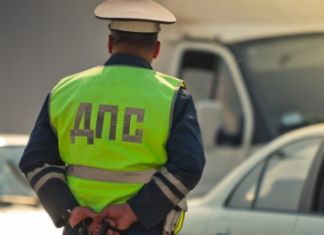 Нарушивший ПДД водитель напал на полицейского