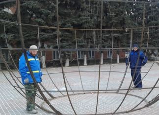Возле Дома молодежи начали устанавливать семиметровый елочный шар