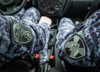 Пьяные молодые люди из-за замечания избили прохожих