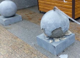 В Пензе на улице Московской осыпаются антитаранные шары