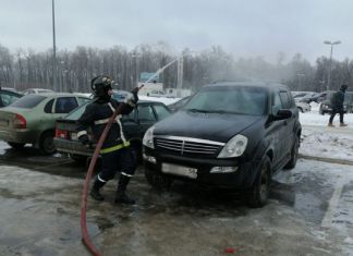 У Дизель-Арены загорелся автомобиль